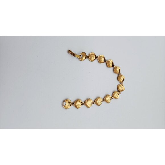 Gold tone shell bracelet 6 3/4" - Picture 6 of 6